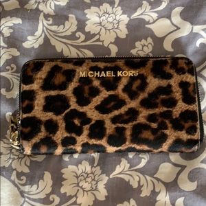 Michael Kors zipper close wallet 🐆 leopard print
